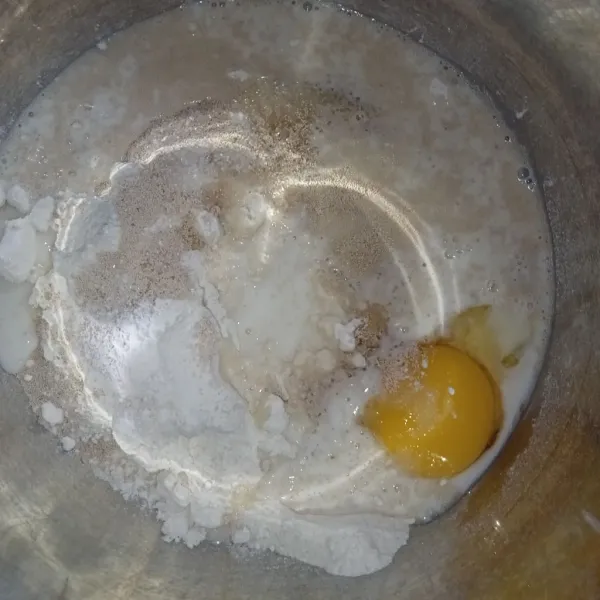 Campur semua bahan menjadi satu kecuali margarin dan garam uleni hingga kalis.