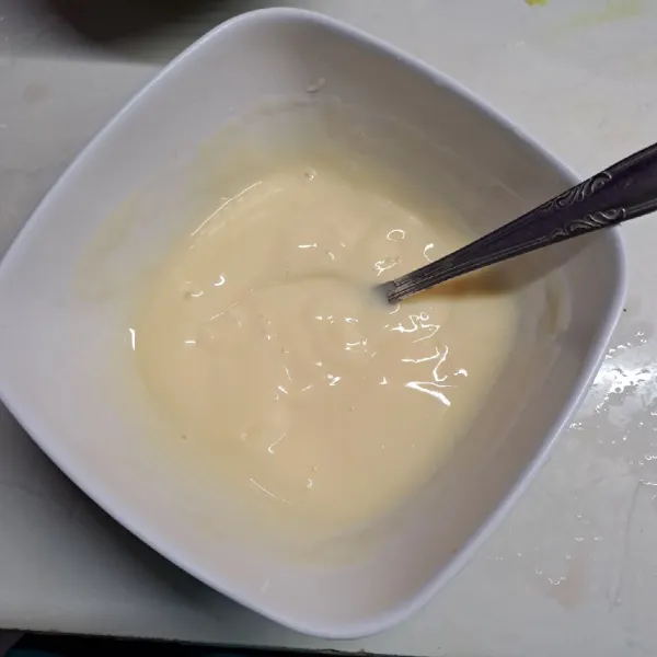 Dalam mangkok tuang jadi satu mayonaise, krimer kental manis dan yogurt drink. Aduk sampai tercampur rata. Masukkan semua bahan isian salad, aduk rata dengan saosnya.