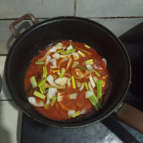 Tumis bumbu halus hingga matang. Masukan irisan serai, daun bawang, bawang bombay dan daun jeruk.