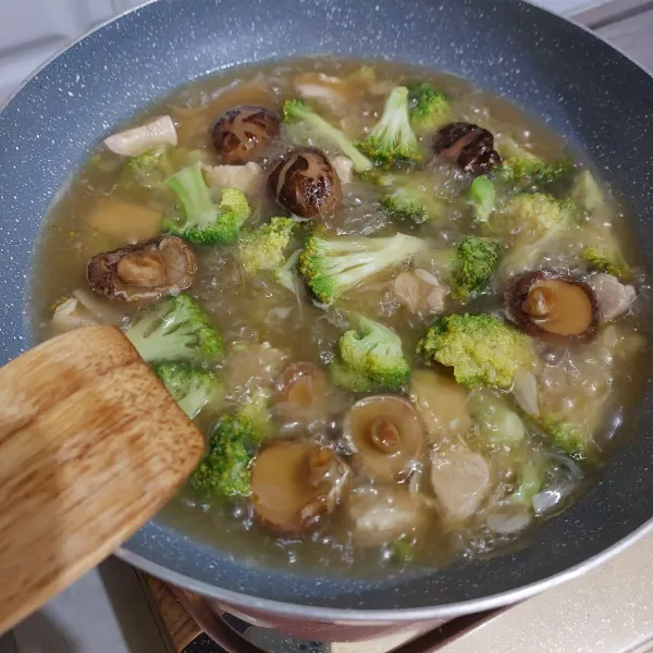 Masukan daging ayam dan brokoli. Tuang air secukupnya sampai terendam atau boleh dengan air rebusan ayam. Tambahkan garam dan gula, kaldu ayam, penyedap rasa dan lada. Yang terakhir masukan larutan tepung maizena. Masak hingga brokoli matang.