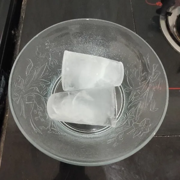 Masukkan es batu ke dalam mangkuk besar.