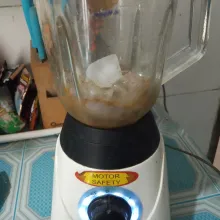 Siapkan blender. Masukkan es batu, air, kopi instan, gula dan kental manis.