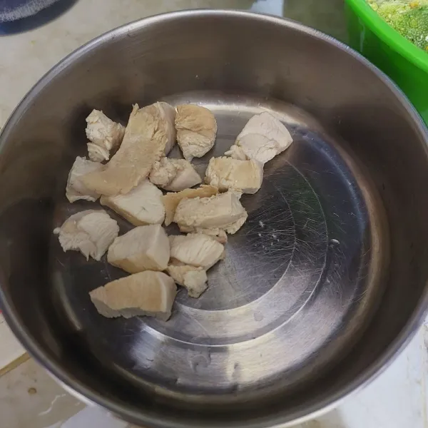 Cuci bersih daging ayam dan potong dadu. Rebus sebentar hingga matang lalu tiriskan.