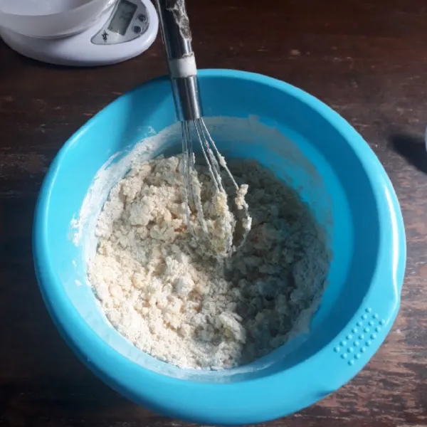 Tambahkan tepung terigu, soda kue, baking powder dan garam, aduk rata.