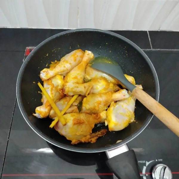 Lalu masukkan paha ayam. Aduk rata.