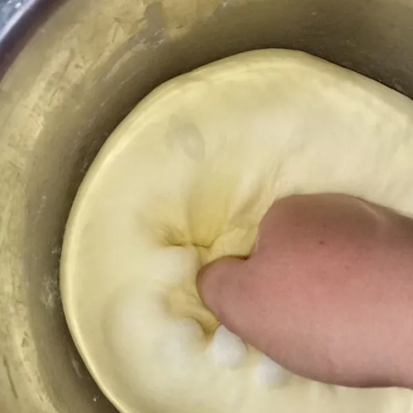 Proofing adonan selama 35 menit atau sampai mengembang dua kali lipat, setelah adonan mengembang kempiskan adonan dengan cara ditinju.