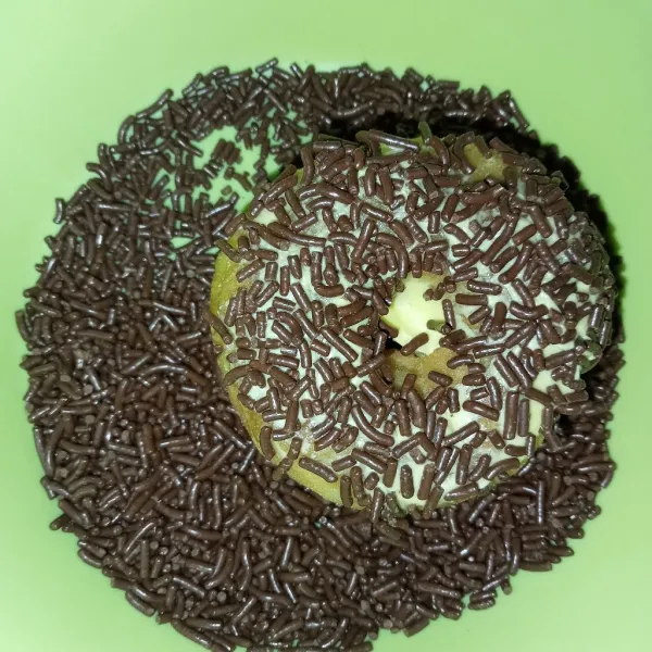 Setelah donat dingin olesi dengan margarin atau butter kemudian gulingkan kedalam meses.