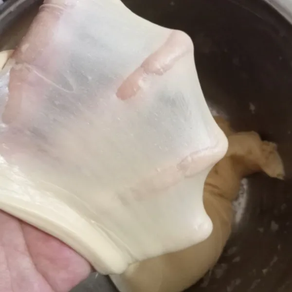 Kemudian masukkan margarin dan garam uleni kembali hingga kalis elastis window pane.