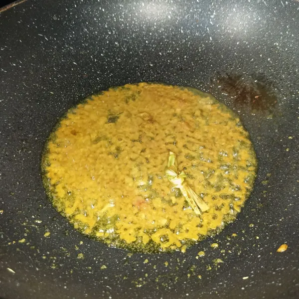 Tumis bumbu halus dan serai sampai bumbu matang.