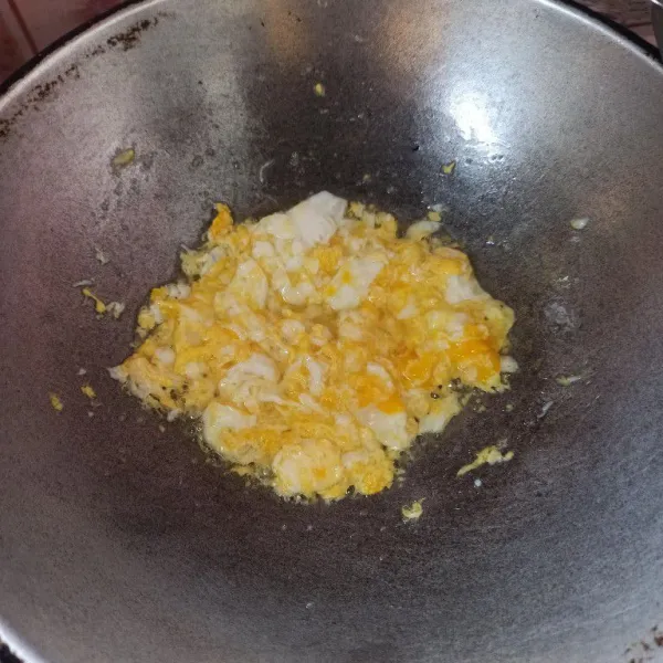Panaskan sedikit minyak goreng, masukkan telur lalu goreng orak-arik hingga matang.