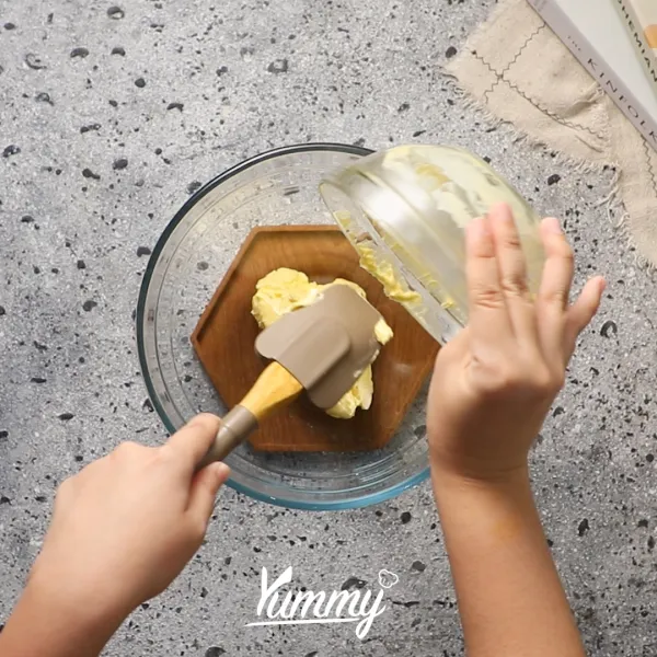 Dalam wadah masukkan mentega dan gula, lalu aduk menggunakan mixer hingga mengembang.