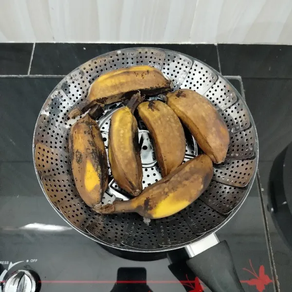 Kukus pisang hingga matang, lalu kupas dan potong-potong. Sisihkan.