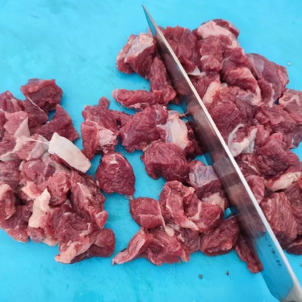 Potong dadu kecil daging sapi, kemudian cincang kasar supaya tidak alot ketika matang.