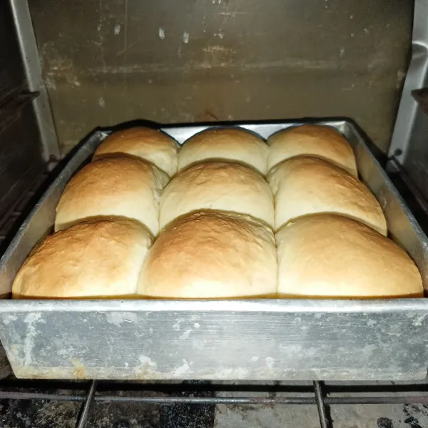 Kemudian panggang dalam oven sampai roti matang.