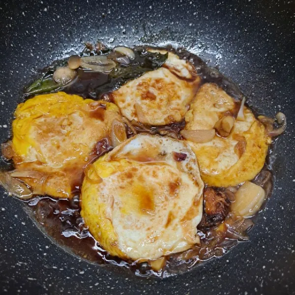 Masukkan telur ceplok. Aduk rata dengan tumisan.