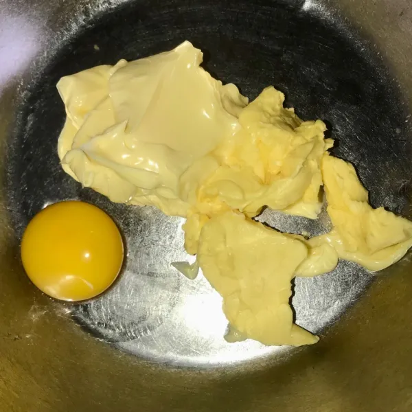 Kocok telur, butter, dan maizena.