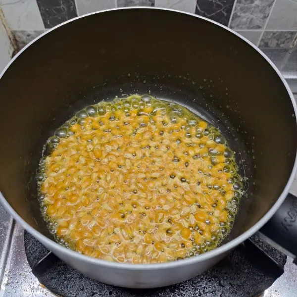 Tuang jagung popcorn, ratakan jagung dengan margarin.