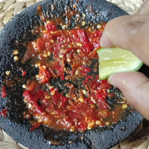 Beri perasan jeruk nipis dan koreksi rasanya. Sajikan ikan goreng dengan sambalnya.