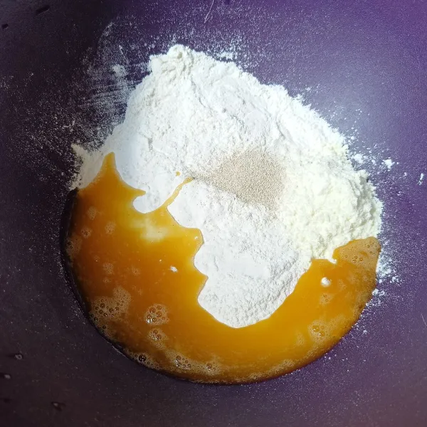 Campur tepung terigu, telur, gula pasir, susu bubuk dan ragi instan.