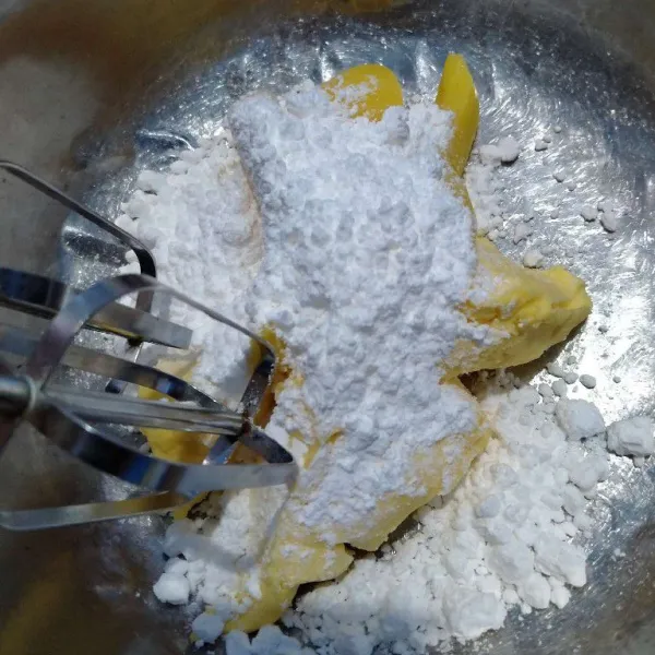 Kocok butter dan margarin dengan gula halus hingga lembut (jangan sampau mengambang) kemudian masukkan kuning telur, kocok kembali hingga rata.