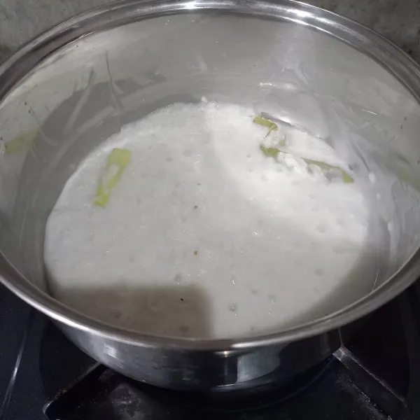 Masak dengan api kecil sambil diaduk supaya tidak lengket di panci.