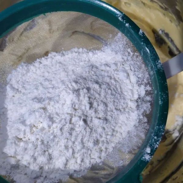 Setelah itu masukkan tepung terigu, baking powder, susu bubuk dan tepung maizena, aduk rata.