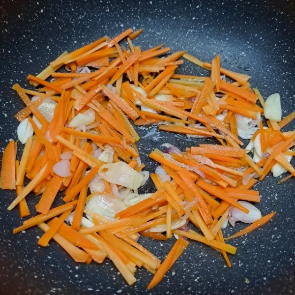Masukkan wortel, tumis sampai ½ matang.