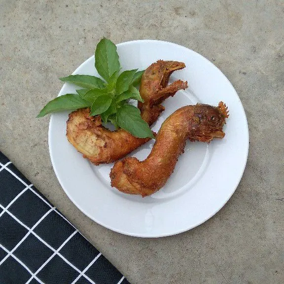 Angkat dan tiriskan. Kepala ayam goreng siap disajikan.