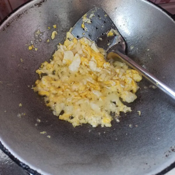Selanjutnya masukkan bawang putih, tumis sampai harum dan matang.