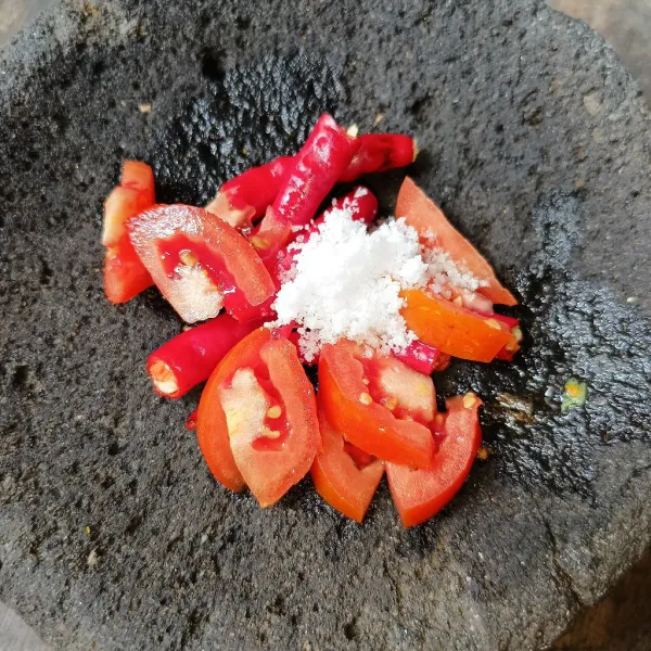 Ulek cabai merah, tomat merah, bawang merah, garam, gula pasir dan kaldu jamur.