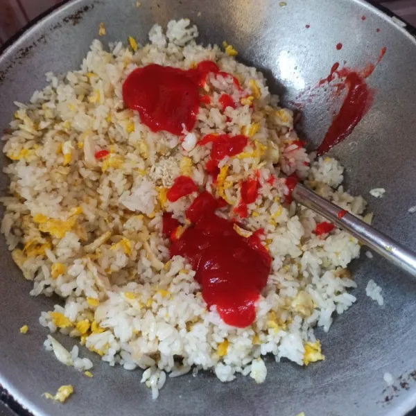 Selanjutnya masukkan garam, kaldu jamur, lada bubuk, saus dan kecap manis.