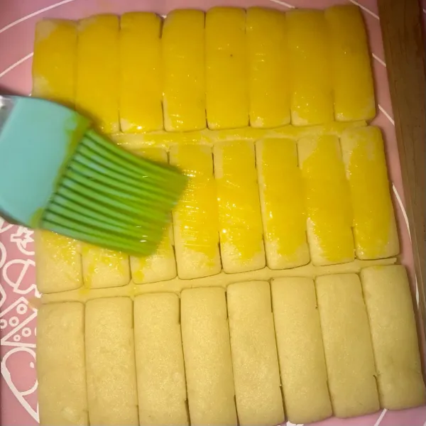 Cetak adonan, lalu olesi dengan kuning telur.