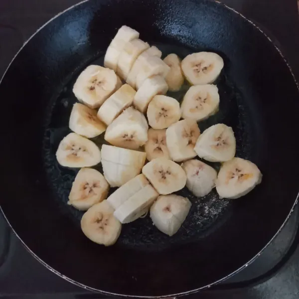 Masukkan potongan pisang. Masak sambil sesekali diaduk hingga pisang kecoklatan. Angkat.