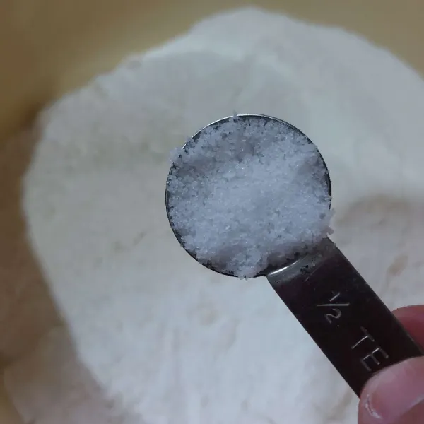 Campur tepung dengan garam, gula, dan baking powder.