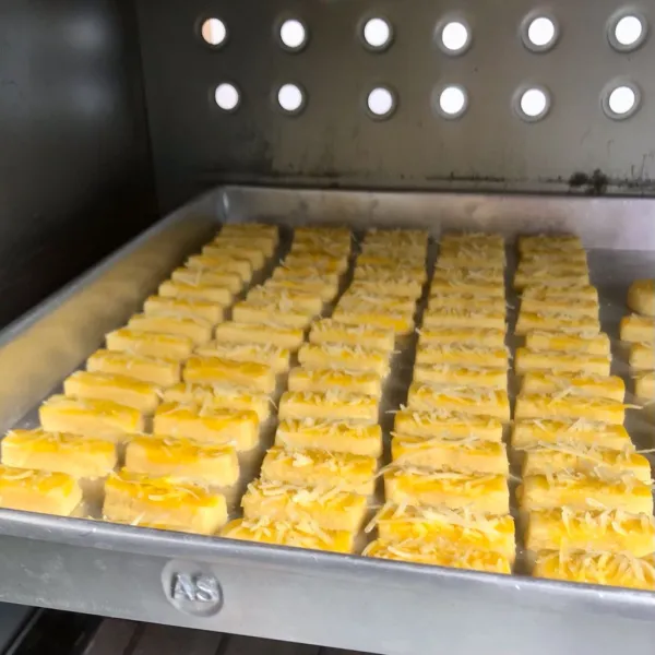 Panggang di oven bersuhu 150 derajat celcius selama 30 menit di api atas bawah.