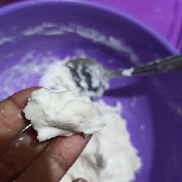 Ambil tahu, olesi dengan tepung tapioka baru beri adonan (gunanya supaya tidak lepas acinya saat digoreng).