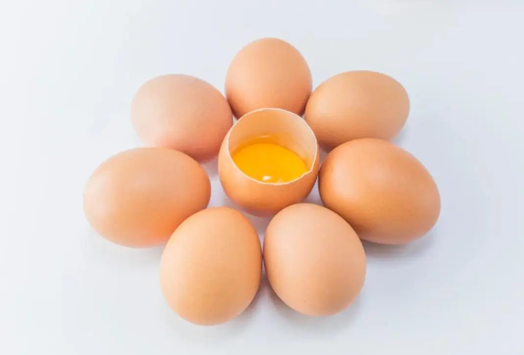 telur ayam dengan kuning telurnya