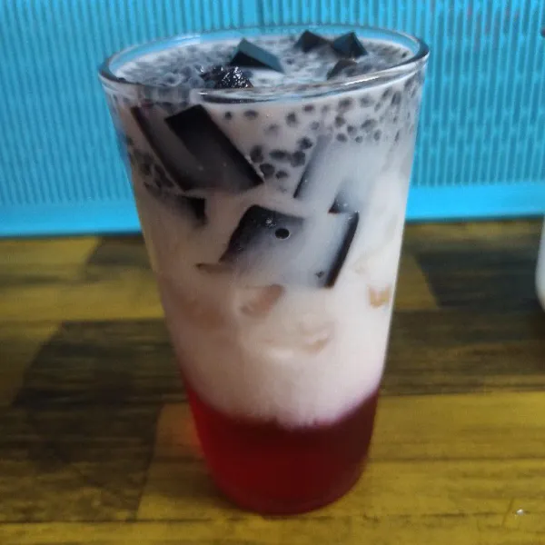 Terakhir tuang susu cair dan siap disajikan.