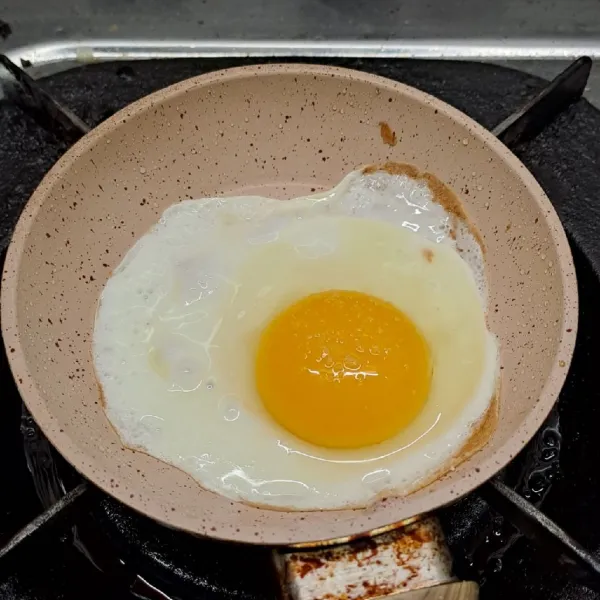Ceplok telur satu demi satu dengan sedikit garam sampai matang. Sisihkan.
