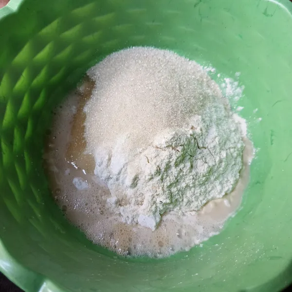 Campur tepung tapioka, tepung terigu, gula pasir dan bahan biang.