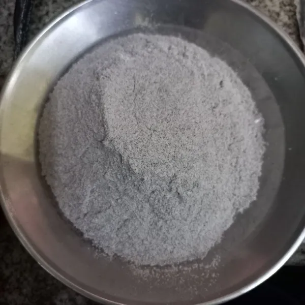 Siapkan tepung ketan hitam yang telah diayak.