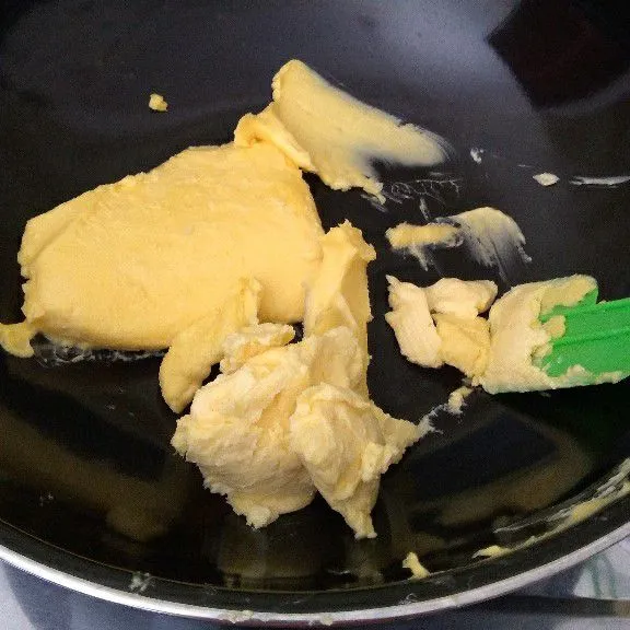 Lelehkan margarin lalu tumis bawang bombai hingga aromanya harum dan layu.