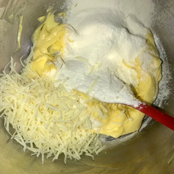 Campurkan dengan rata secara bertahap keju, susu bubuk, tepung maizena, tepung terigu, garam, dan penyedap.