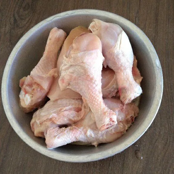 Cuci bersih daging ayam lalu tiriskan.