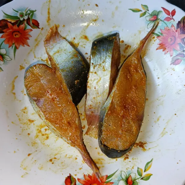 Baluri ikan dengan bumbu ikan goreng.