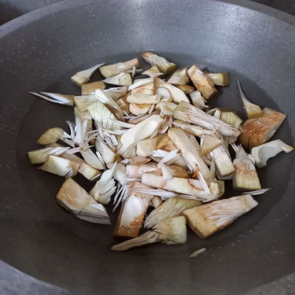 Rebus nangka muda sampai empuk. Kemudian tiriskan.