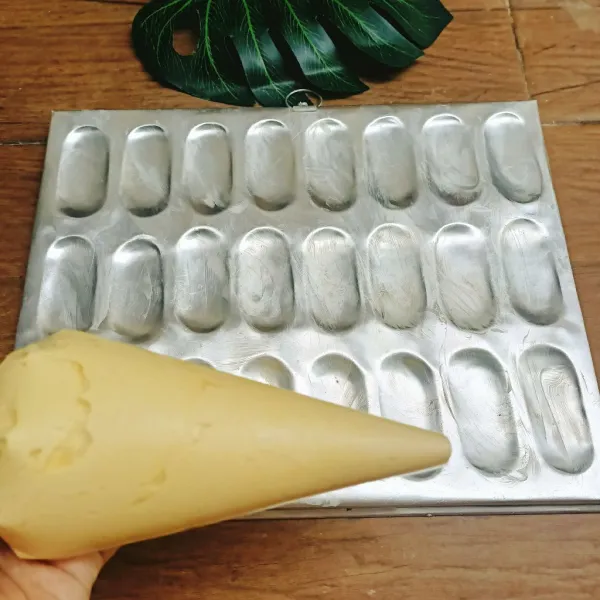 Siapkan cetakan lidah kucing yang udah di poles margarin tipis