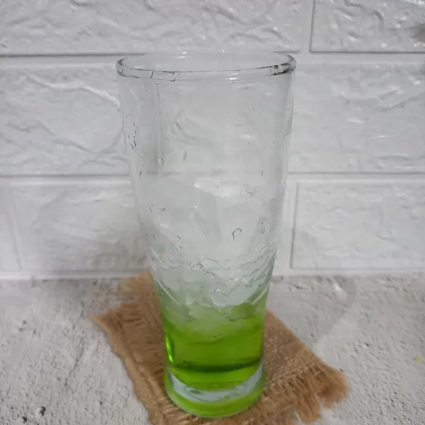 Tambahkan es batu secukupnya.