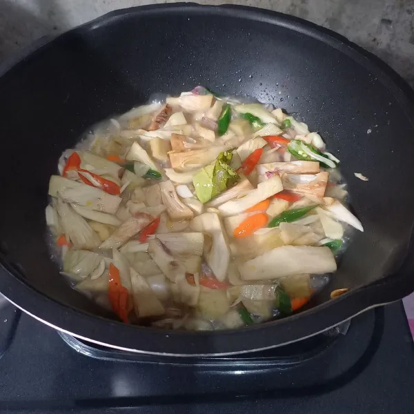Masukkan nangka muda. Tambahkan air. Bumbui dengan garam, penyedap dan gula. Aduk dan cek rasa.