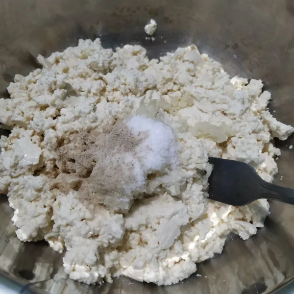 Beri bawang putih bubuk, garam, lada bubuk, dan penyedap. Aduk rata.